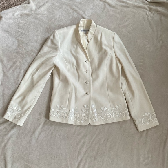 2/$18 Cream skirt suit with embroidered blazer jackets size 4 - Picture 2 of 5